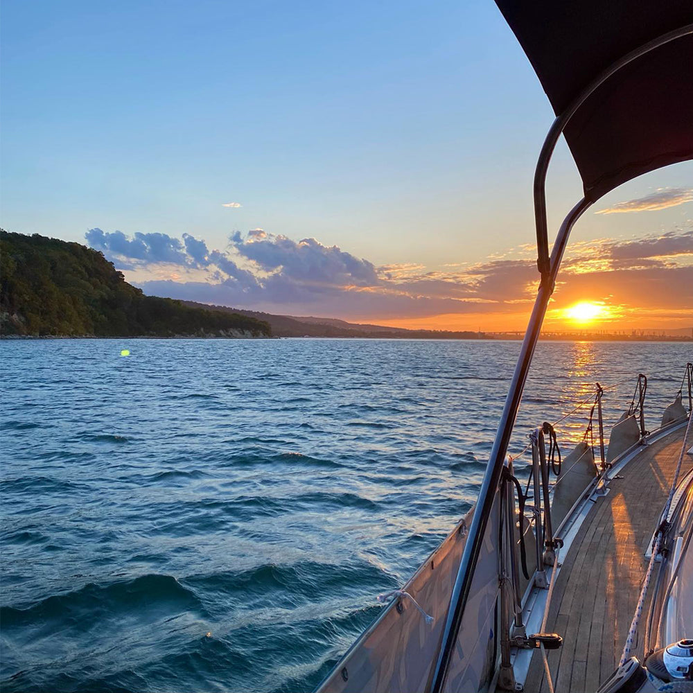 Romance under the stars: Yacht dinner and overnight stay