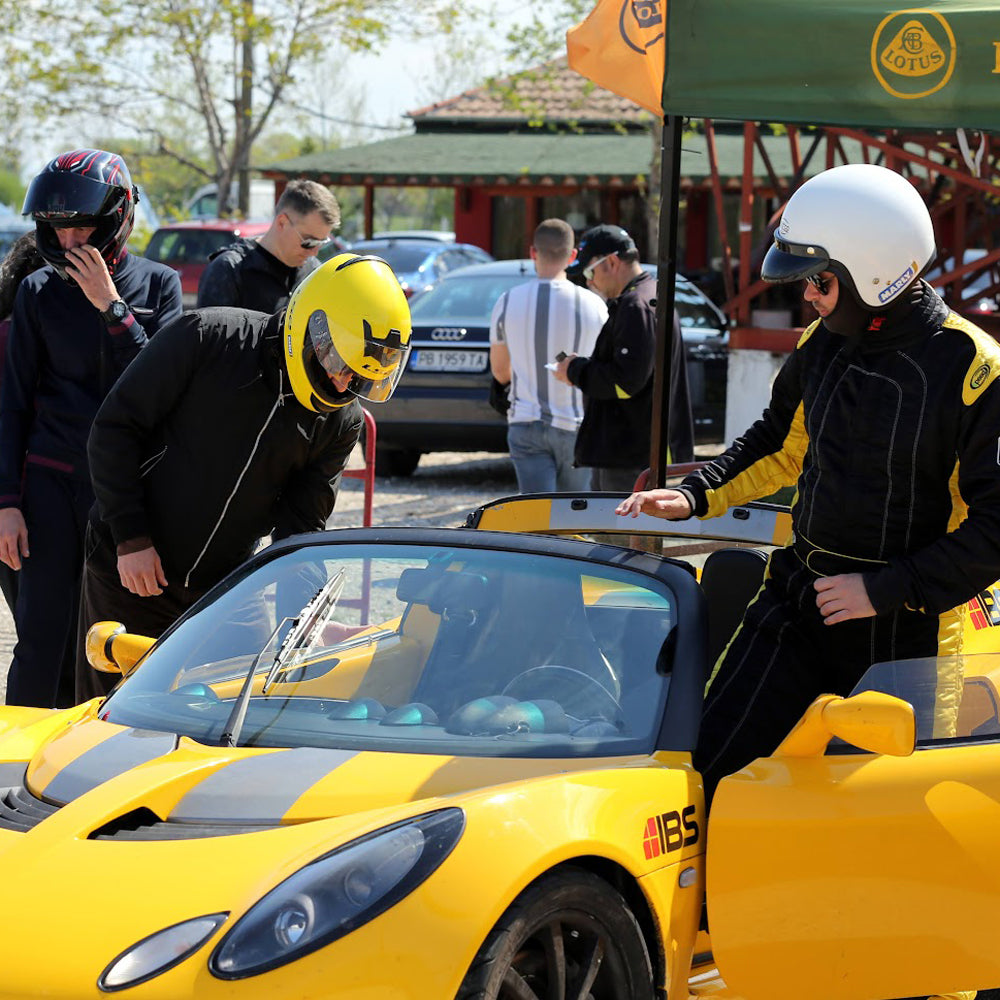 Lotus Elise - Control. Speed. Adrenaline. 100 km/h in less than 5 seconds