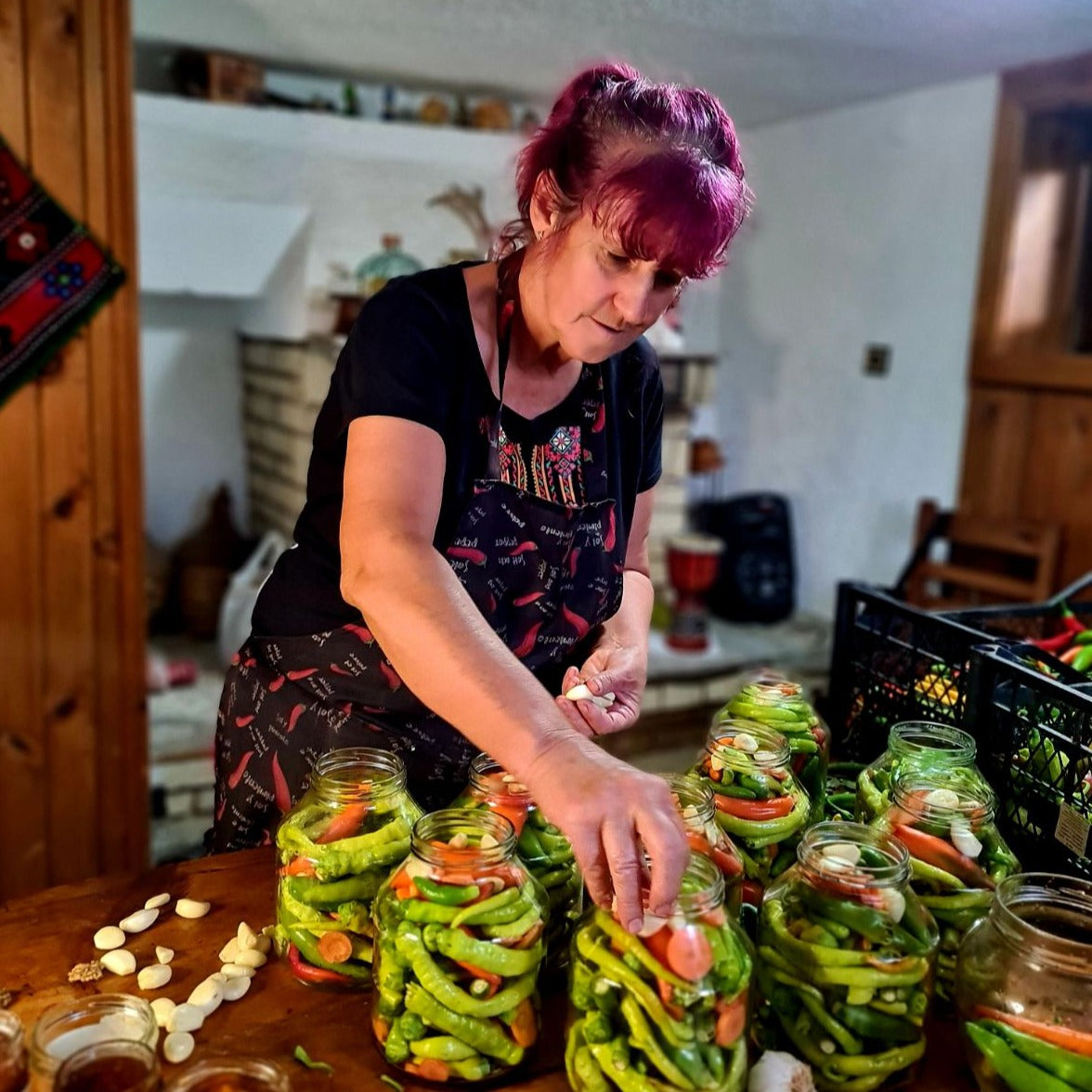 Баба Дешка пълни буркани с чушки - кулинарно преживяване от GCT