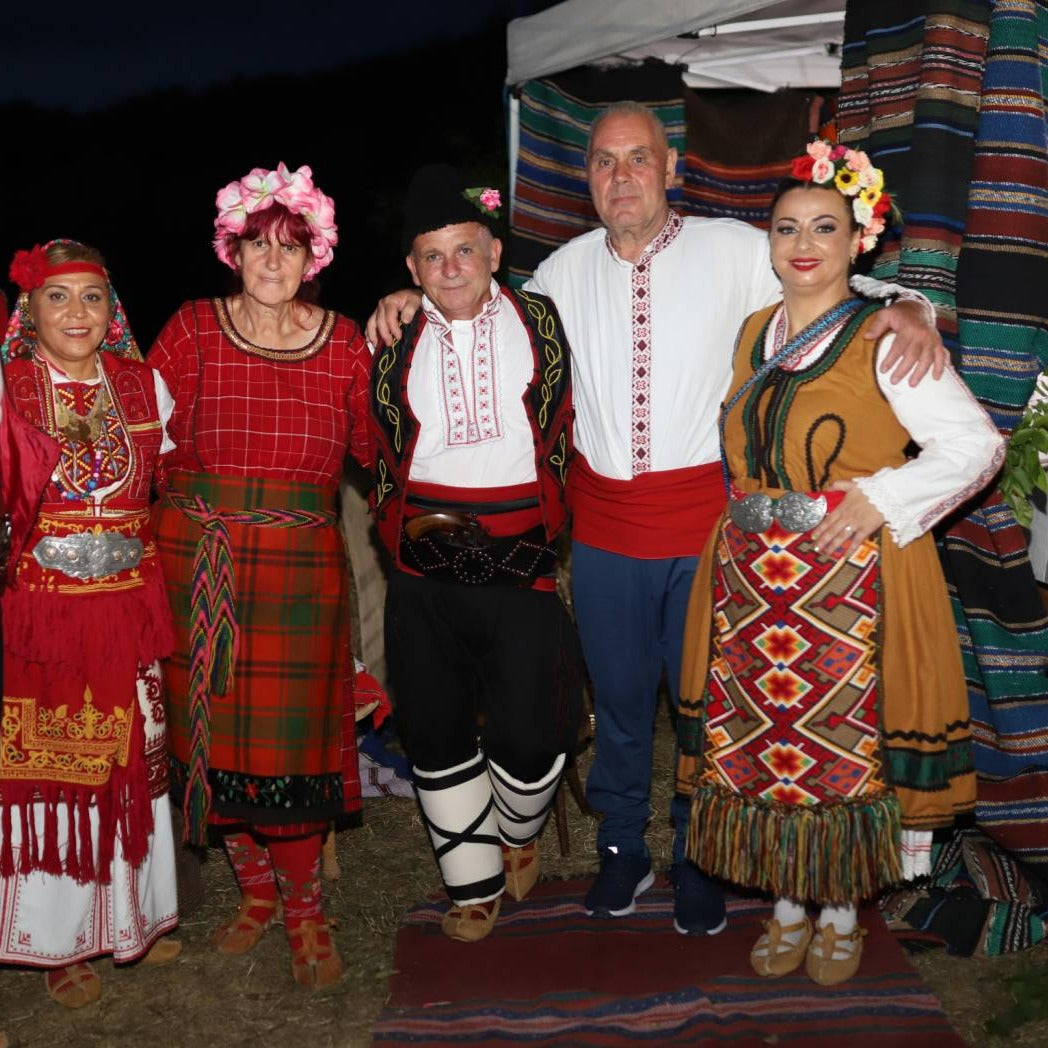 Баба Дешка и компания облечени в традиционни български носии