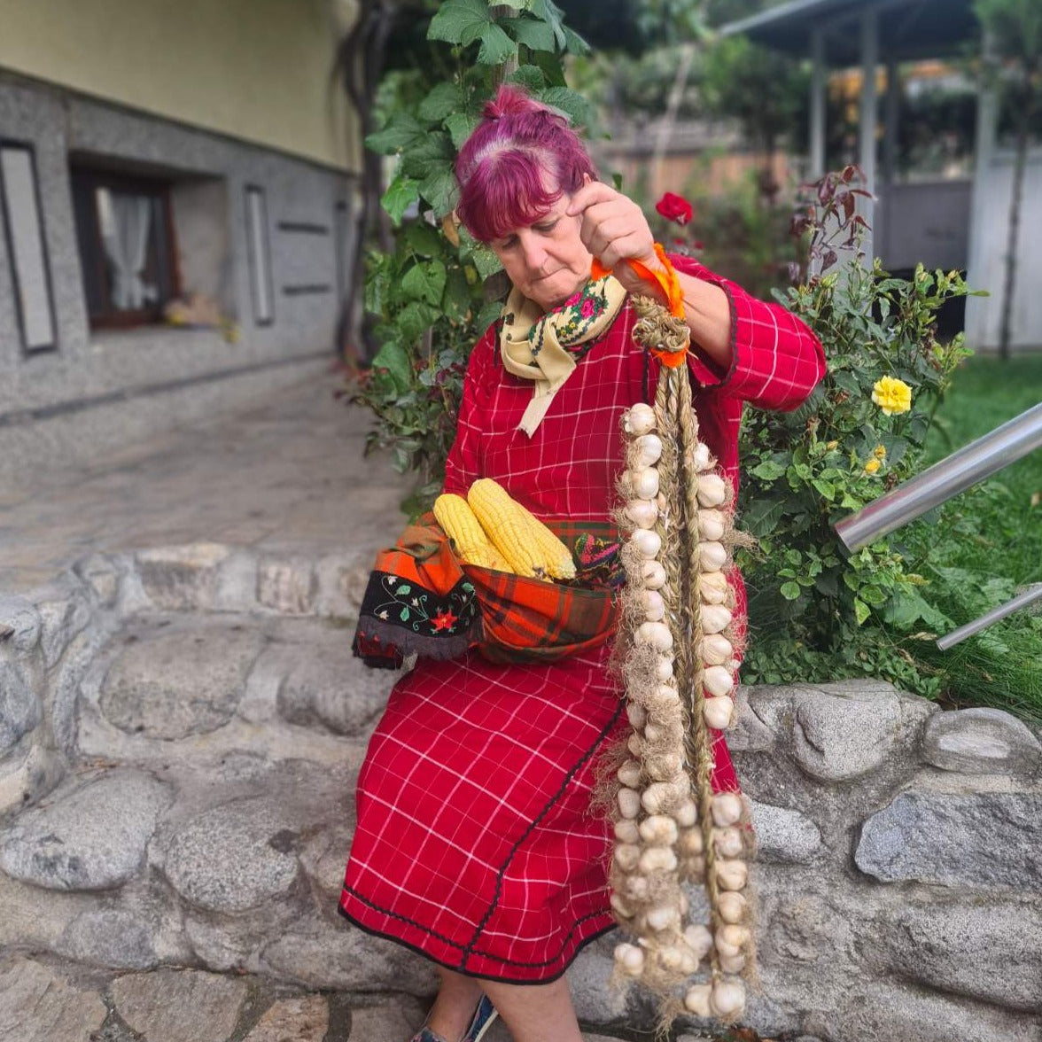 Баба Дешка облечена в традиционна българска носия