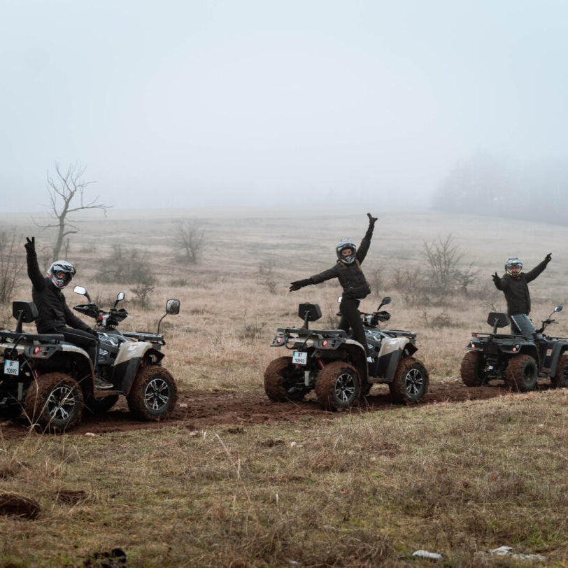 Трима приятели на АТВ позират за снимка