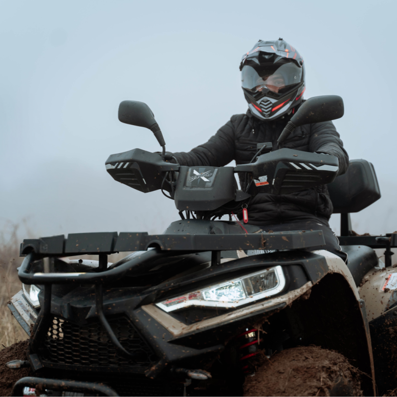 Снимка отблизо на мъж, който кара АТВ офроуд