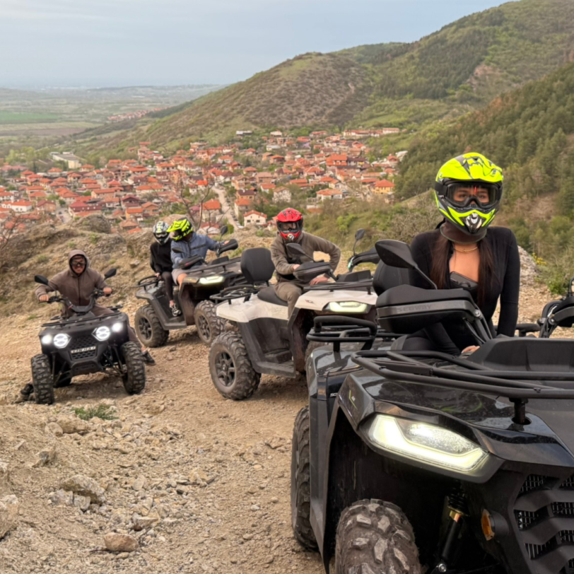 Група участници с АТВ се снимат на стръмна пътека