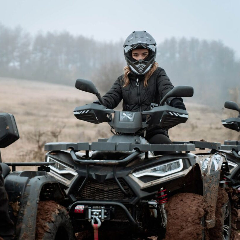 Момиче на АТВ след офроуд пътека край Пловдив