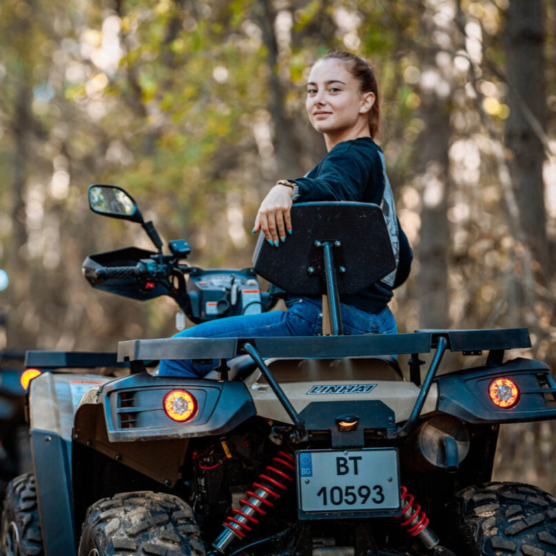 Усмихнато момиче на АТВ снимано в гръб