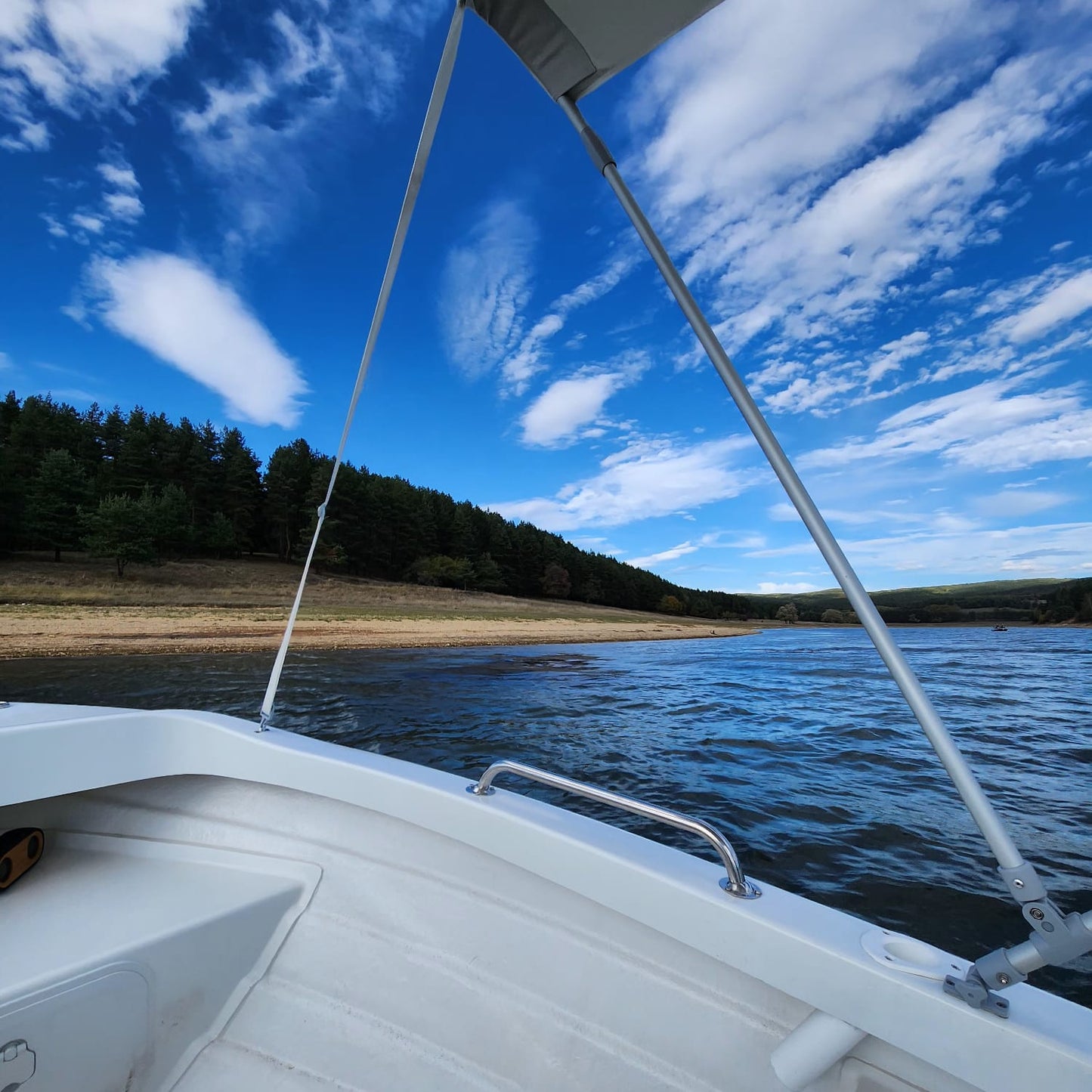 Enjoy your day with family or friends with a motor boat hire on Iskar Dam