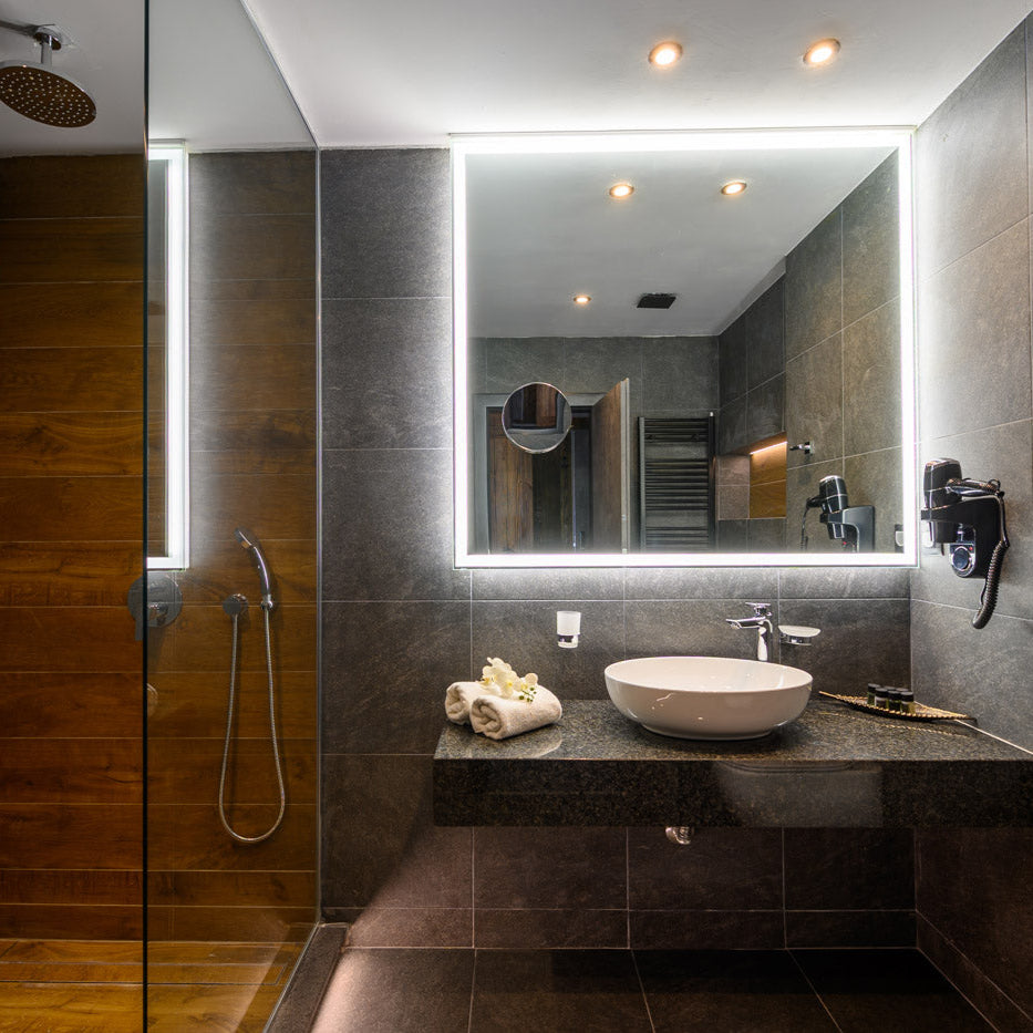 Баня в двойна стая в Grand Hotel Therme