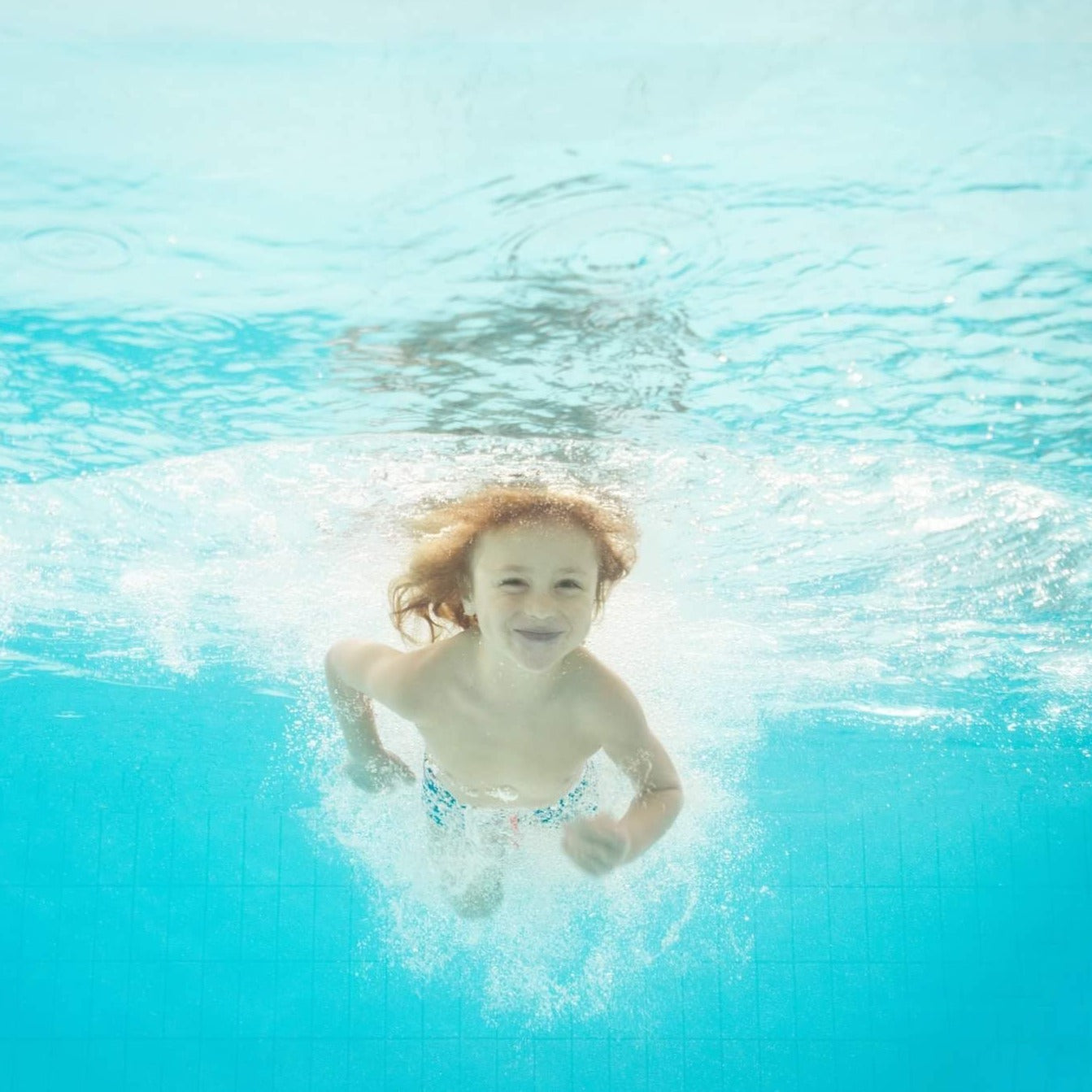 Swimming with mom and dad. Swimming lessons for babies and toddlers.