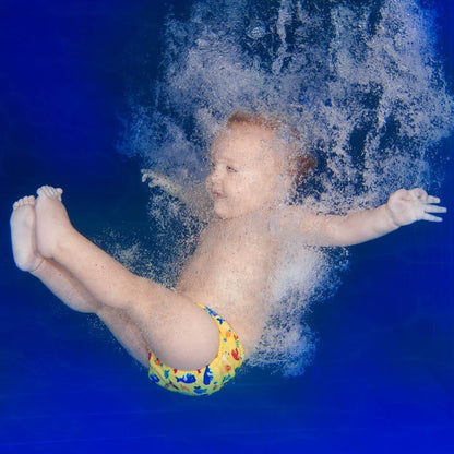 Swimming with mom and dad. Swimming lessons for babies and toddlers.