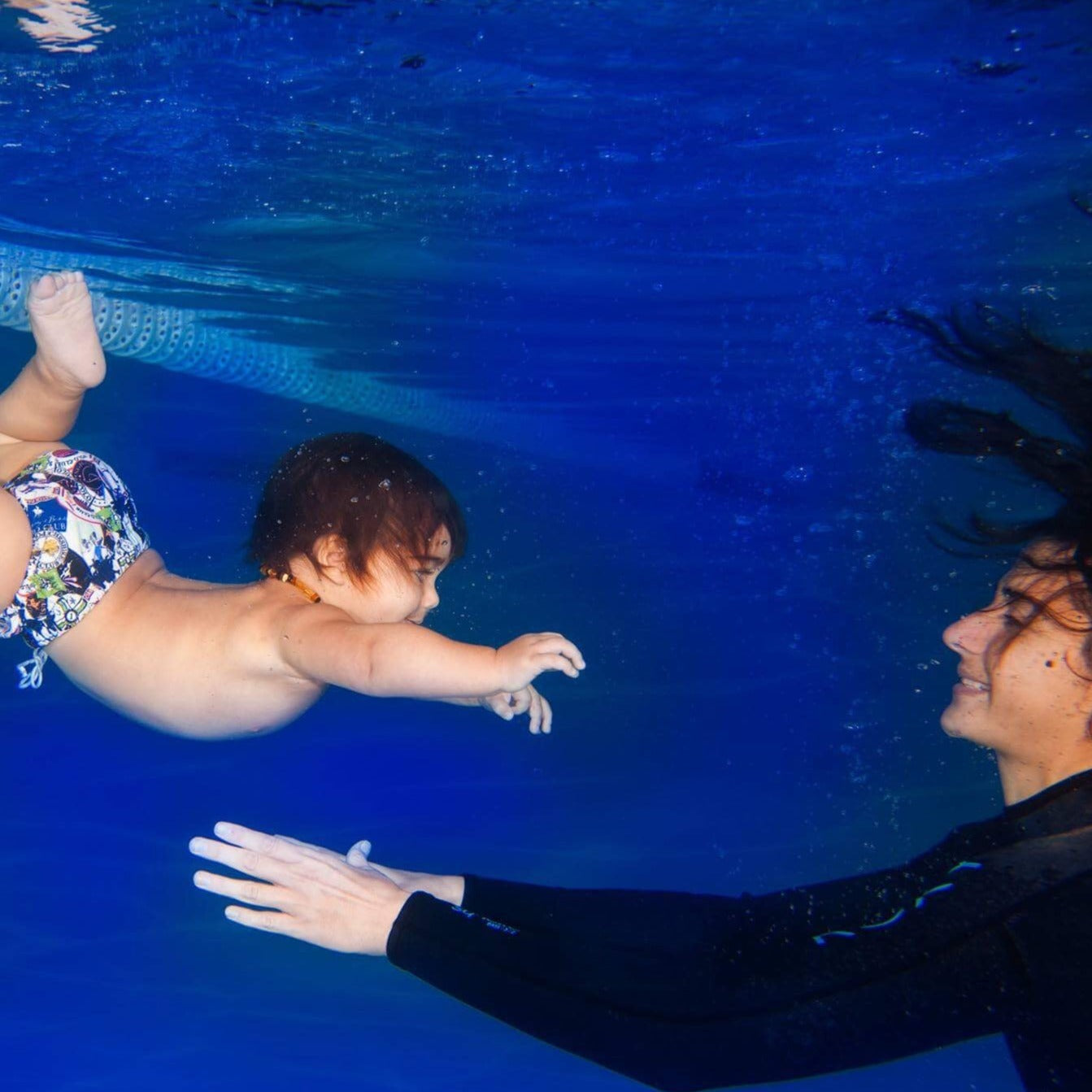 Swimming with mom and dad. Swimming lessons for babies and toddlers.