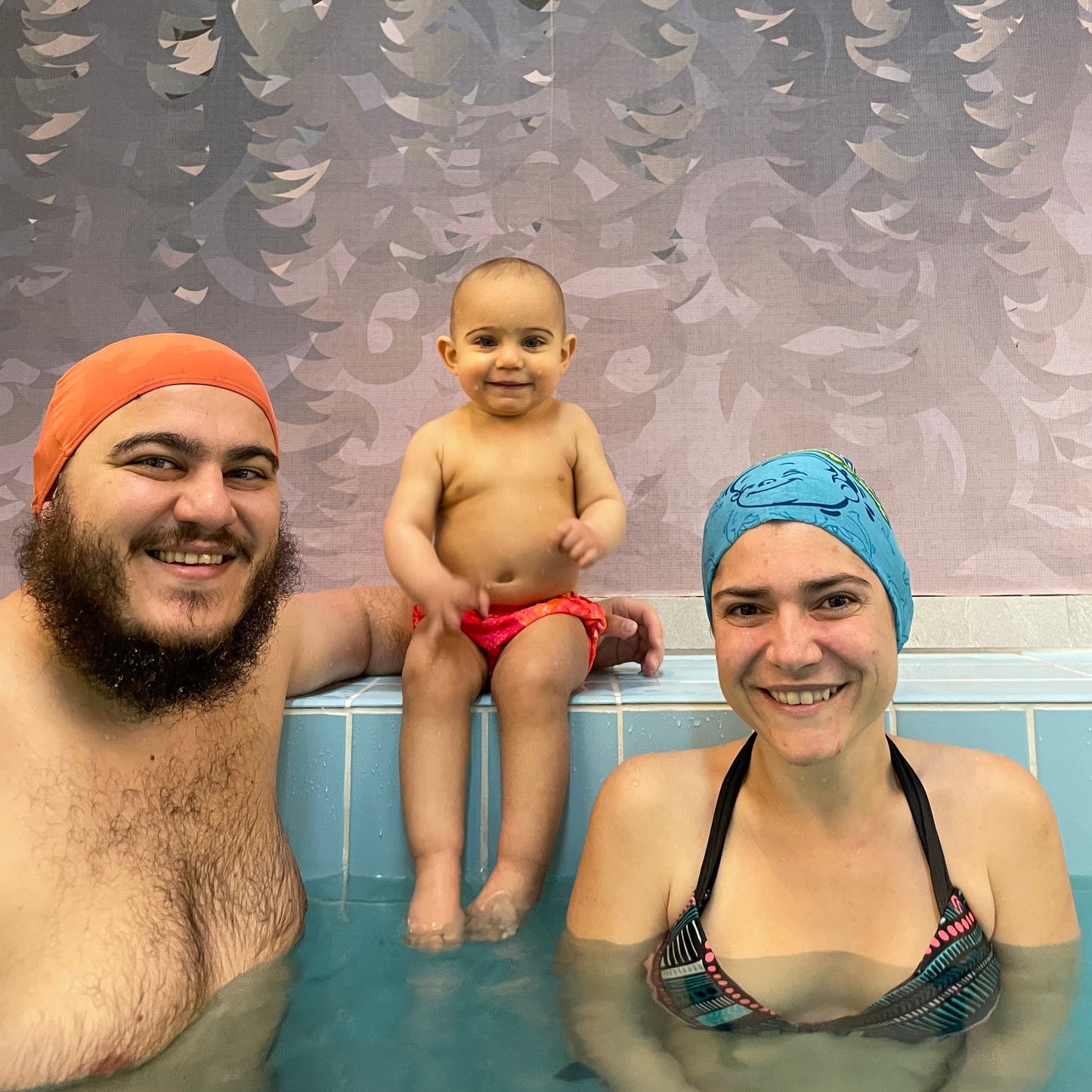 Swimming with mom and dad. Swimming lessons for babies and toddlers.