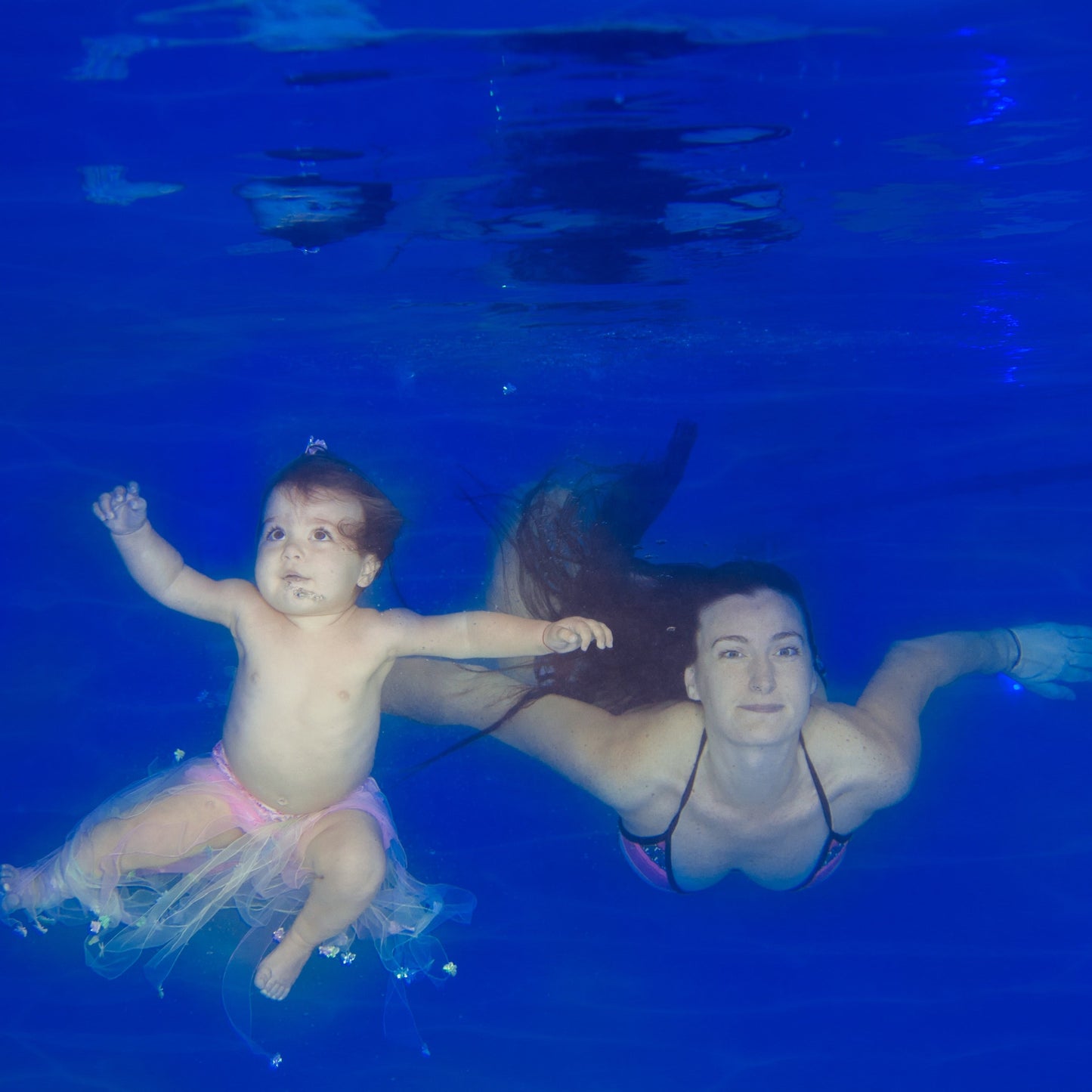 Swimming with mom and dad. Swimming lessons for babies and toddlers.