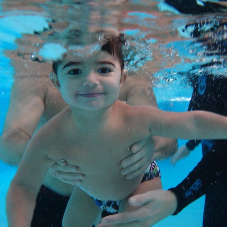 Swimming with mom and dad. Swimming lessons for babies and toddlers.