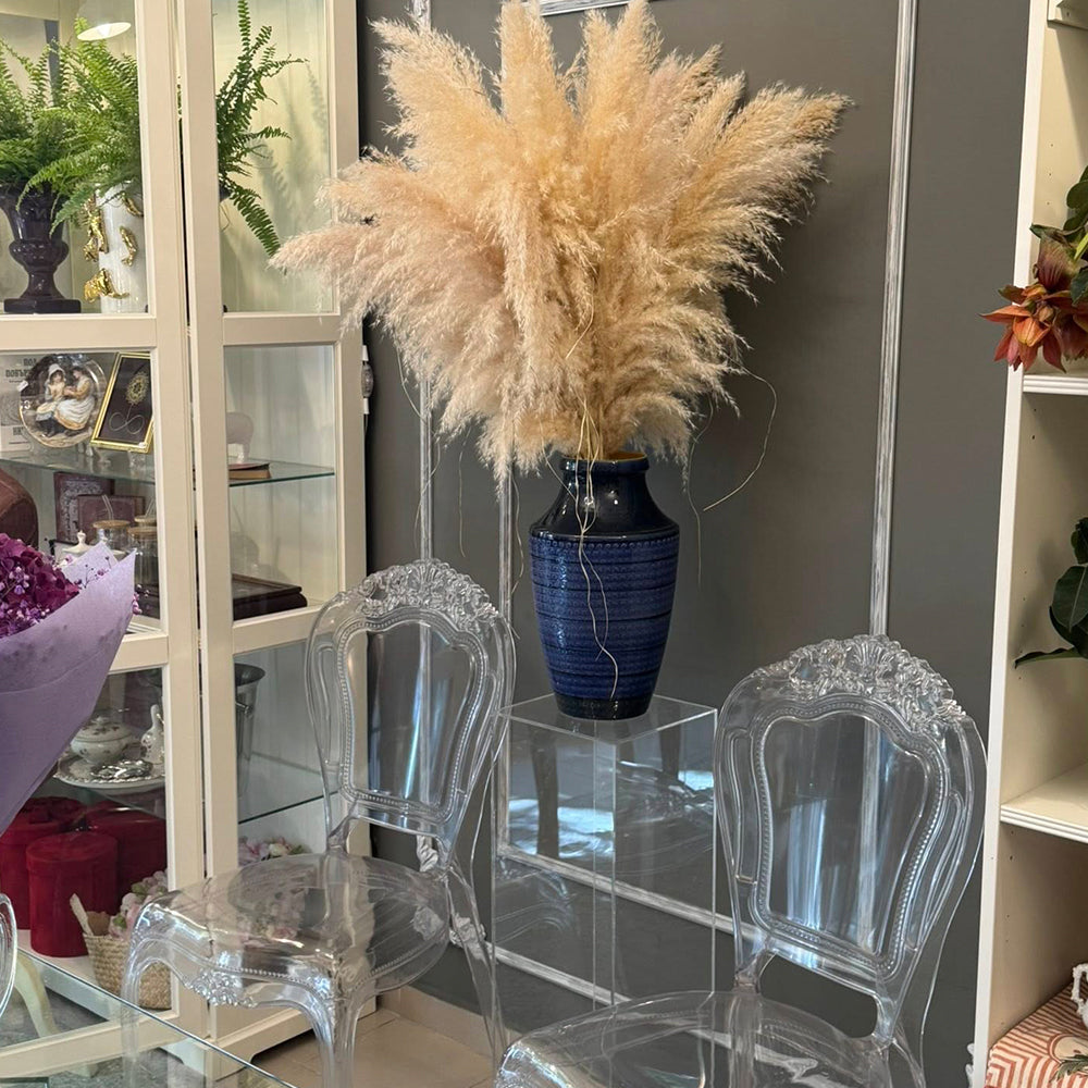 Aristocratic afternoon with flowers and wine. Create your own floral arrangement