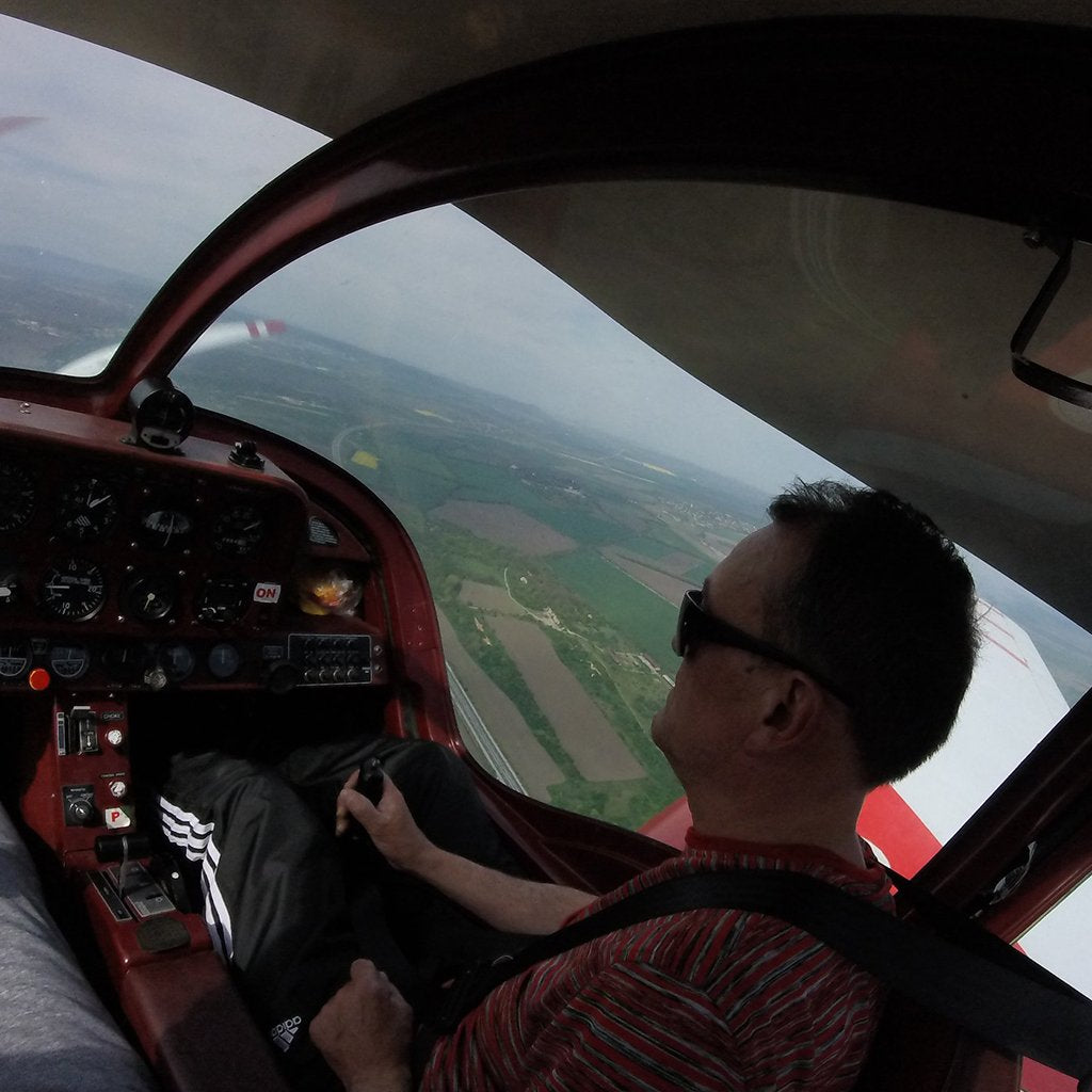 Pilot the classic Cessna 172 plane! Shumen