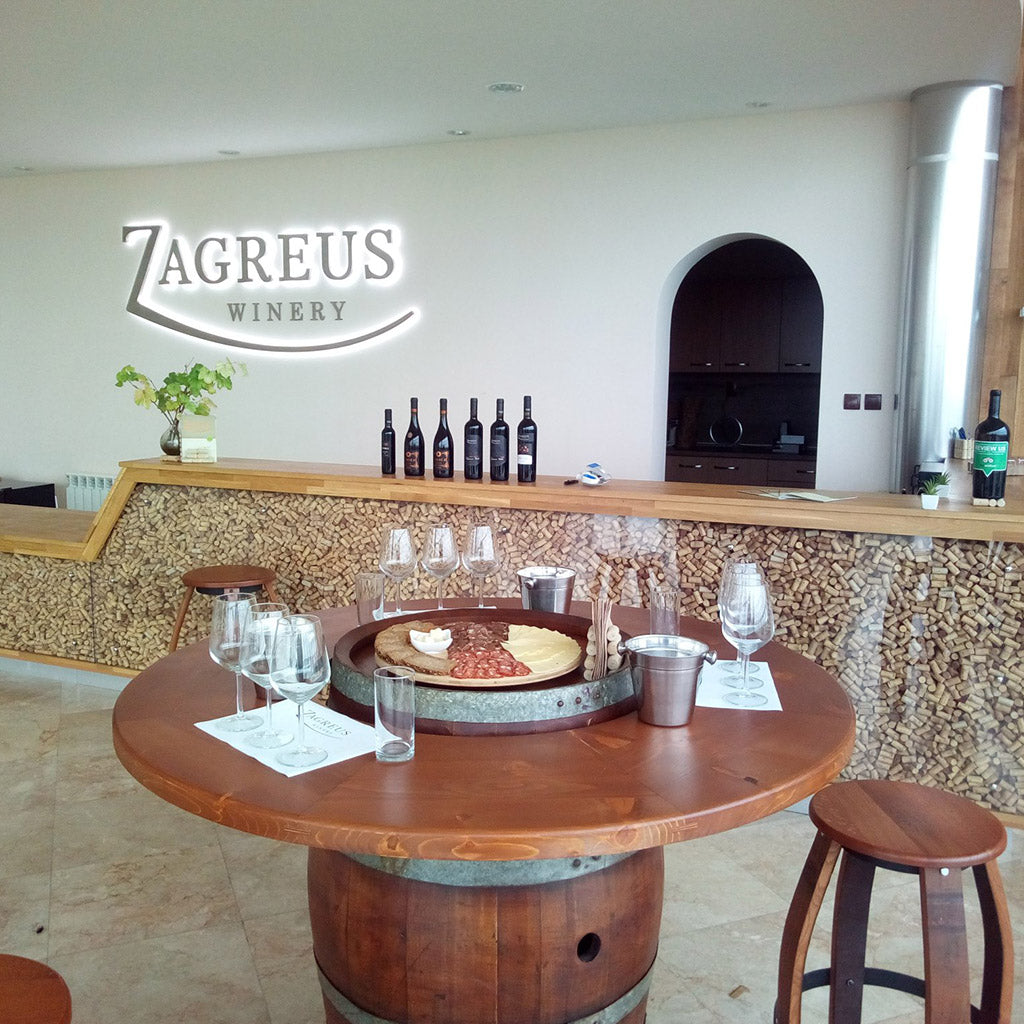 маса за дегустация на крафт вина и сирена