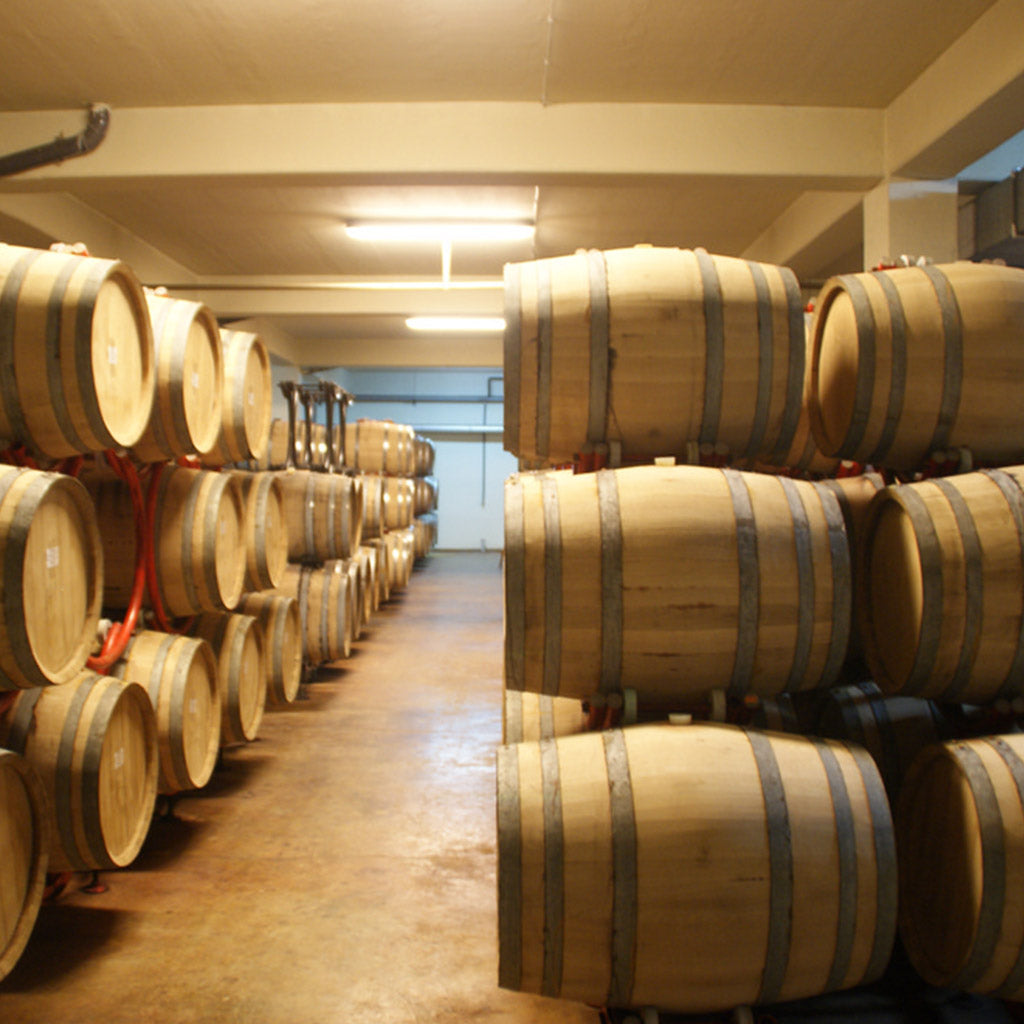 много буера с вина в изба