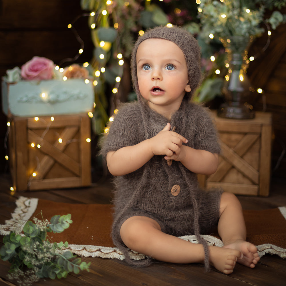 Sitting up baby photo shoot