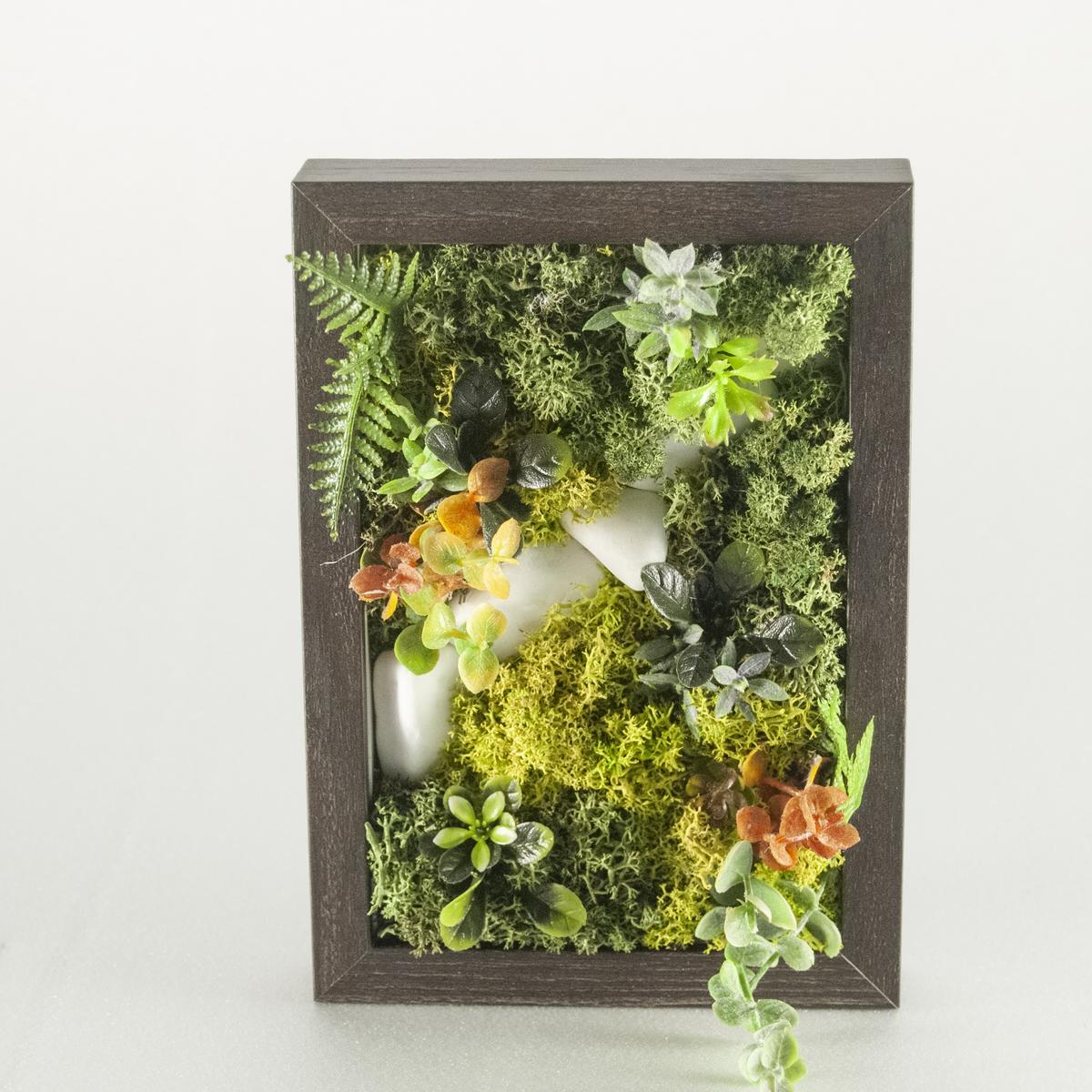 Unique green paintings from Scandinavian moss