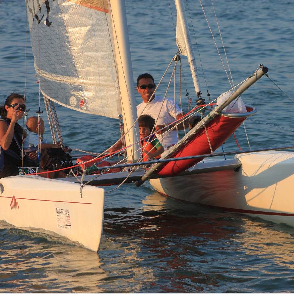 семейство на ветроходен катамаран