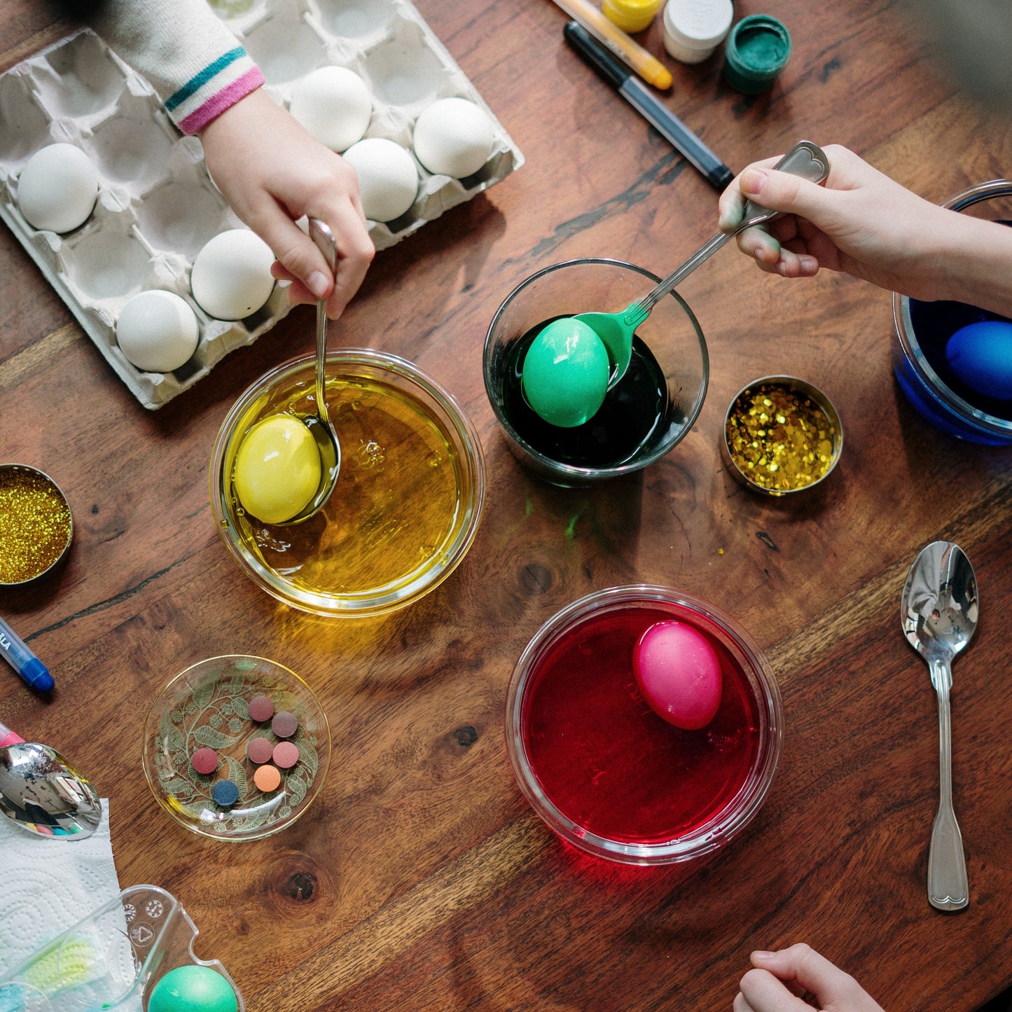 Easter cakes and dyeing eggs with natural dye