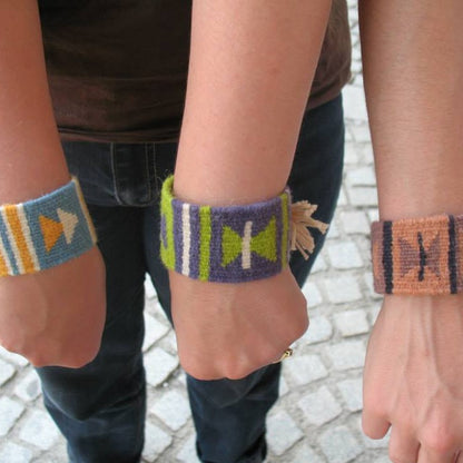 Two-day workshop for making woven bracelets with hand-painted yarn in natural dyes