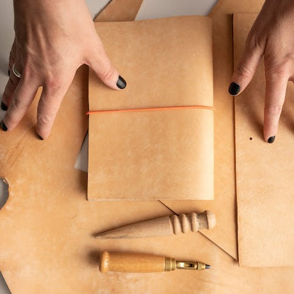 Workshop for a diy standard leather notebook