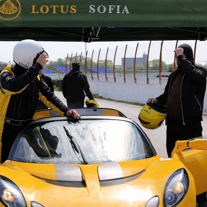 Lotus Elise - Control. Speed. Adrenaline. 100 km / h in less than 5 seconds
