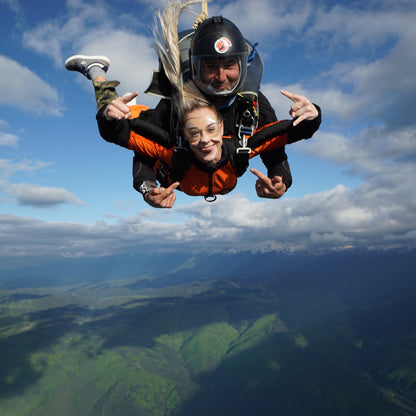 Observe the world upside-down: Tandem parachute jump