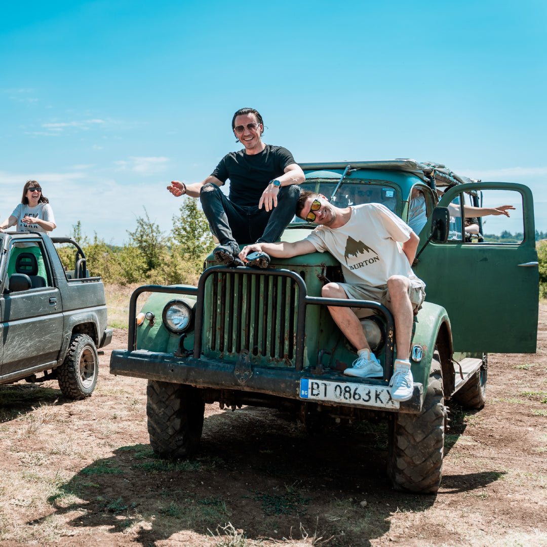 мъже на джип сафари