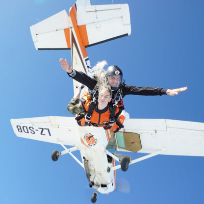 Observe the world upside-down: Tandem parachute jump