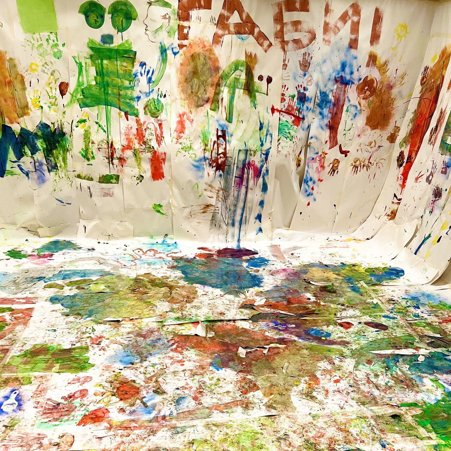 A color party for children: free games with paint and art therapy