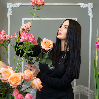 Aristocratic afternoon with flowers and wine. Create your own floral arrangement