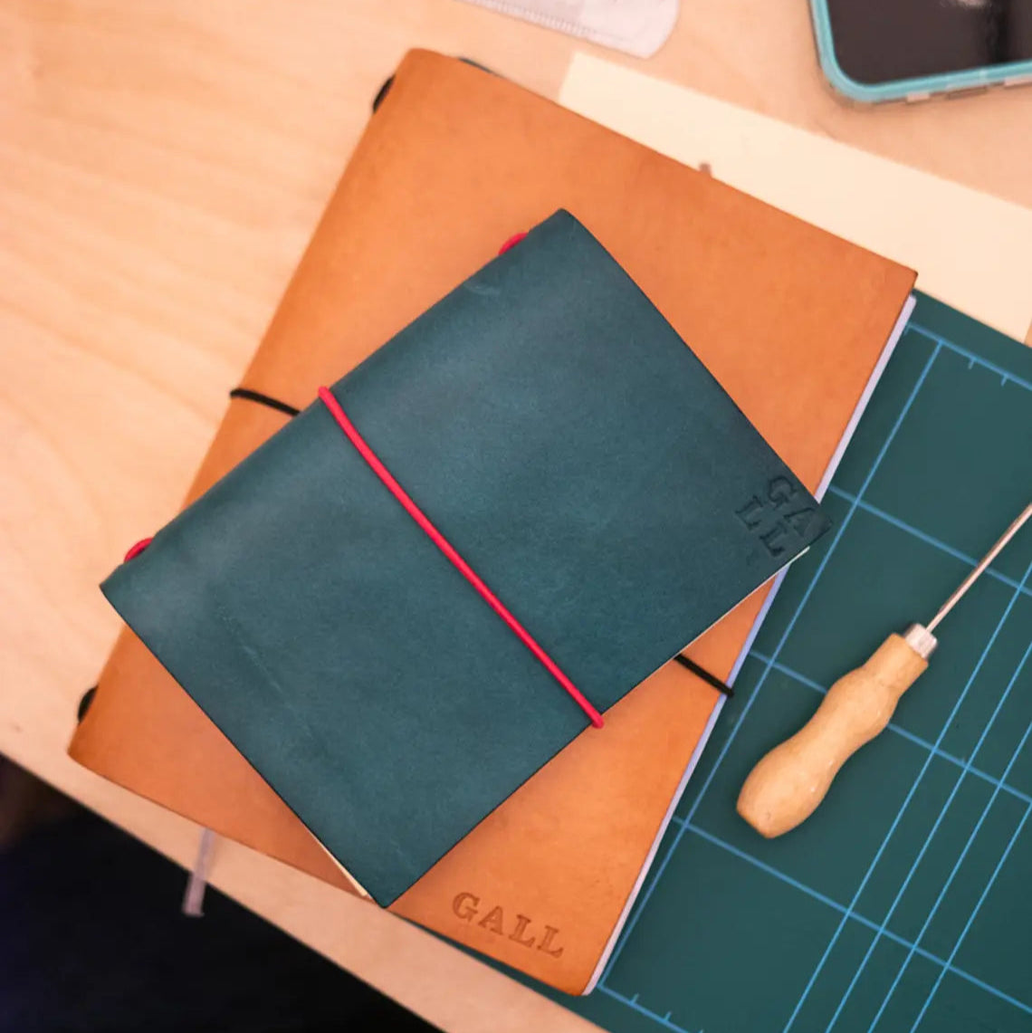 Workshop for a diy leather notebook