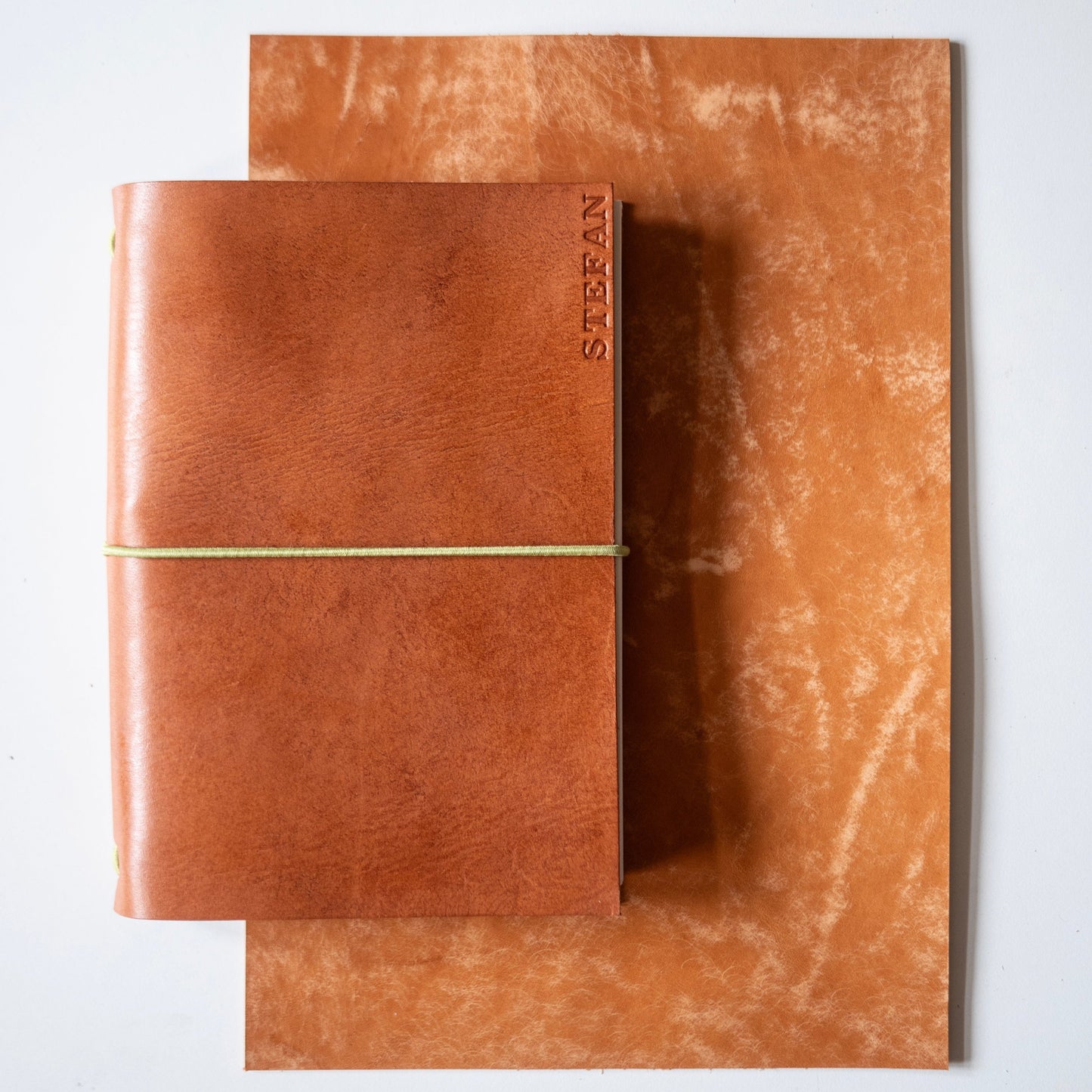 Workshop for a diy standard leather notebook