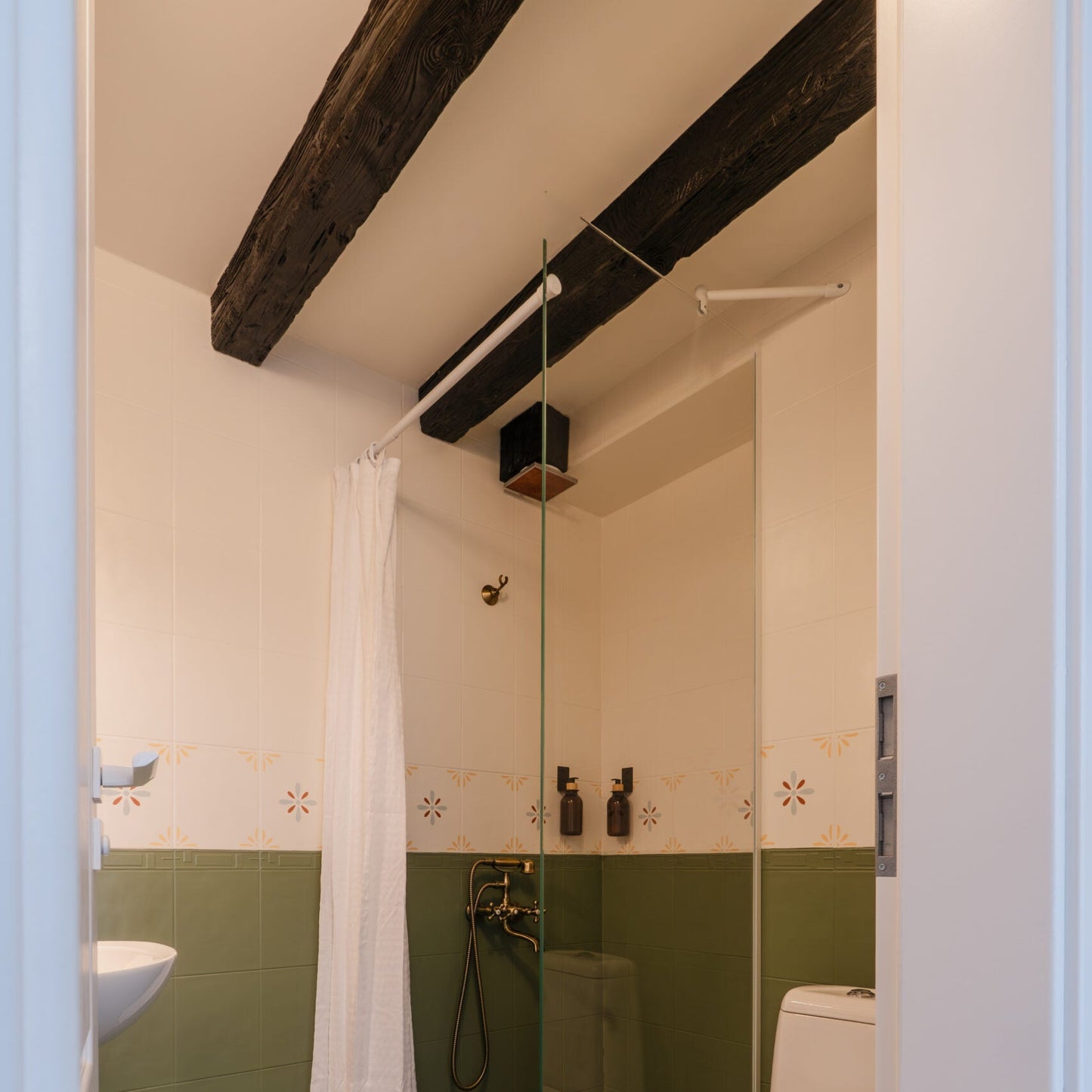 Cozy mountain escape for two near Sofia at Kuker Hut