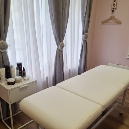 A glamorous experience and a luxurious look with professional makeup