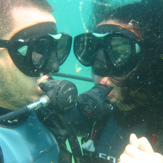 двойка под водата във водолазно оборудване