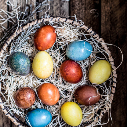 Easter cakes and dyeing eggs with natural dye