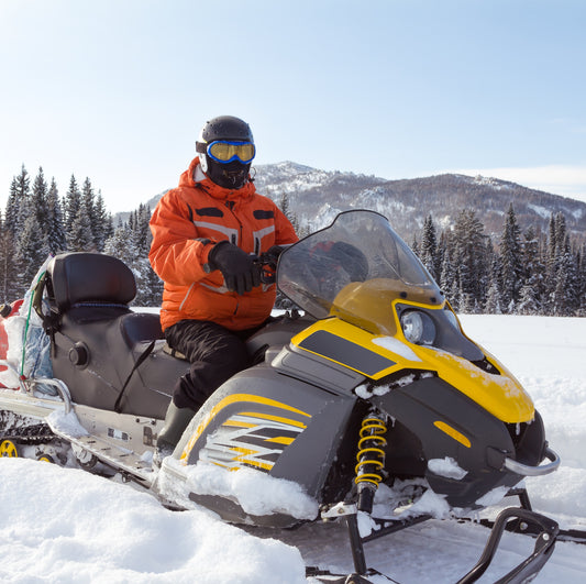 мъж на моторна шейна