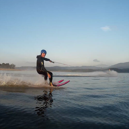 човек на водни ски в язовир Батак