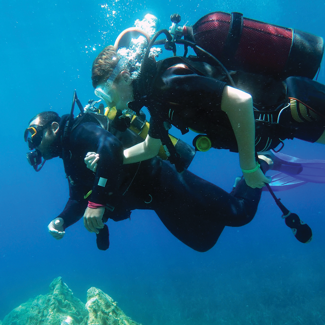 Could you sing "Happy birthday" 5 meters underwater? A special scuba diving adventure for two